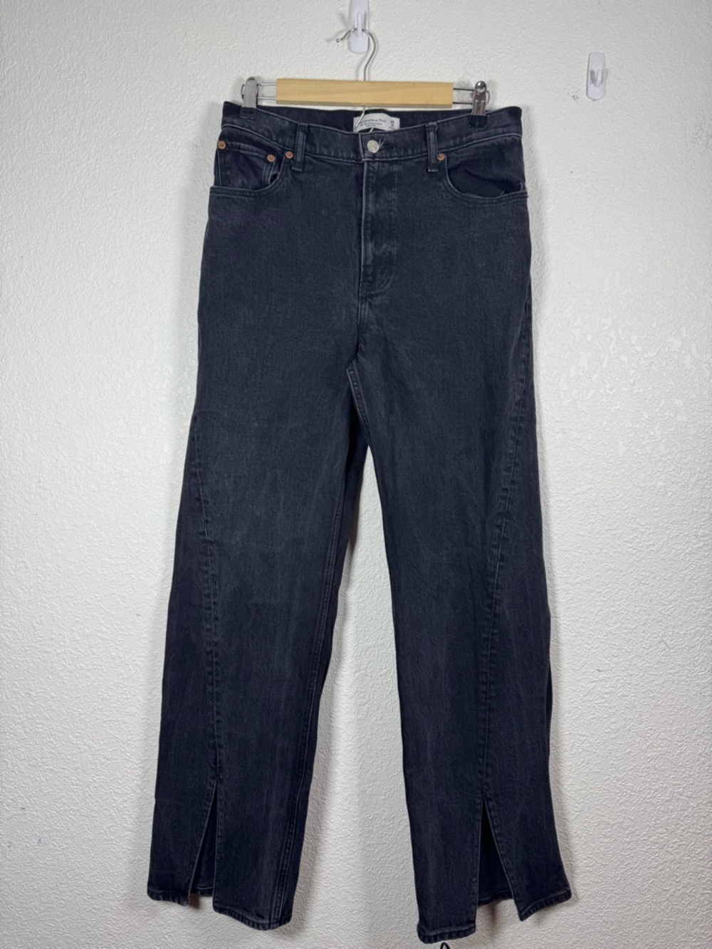 Abercrombie and Fitch black jeans the 90s relaxed jean high rise 29 / 8R